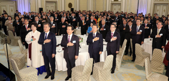 문재인 대통령이 2일 오후 청와대 영빈관에서 열린 신년인사회 '나라답게 정의롭게'에서 참석자들과 함께 국기에 경례하고 있다. 연합뉴스